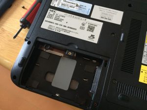 HDDが取り外されたノートパソコン