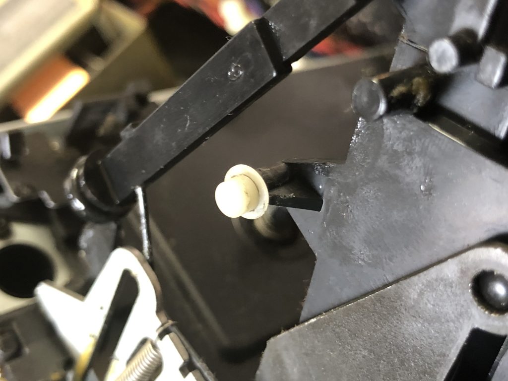 ネジの上にカバー